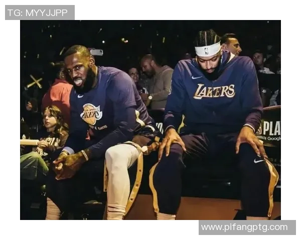 热火与湖人激战正酣拉杆对决引发球迷热议与期待